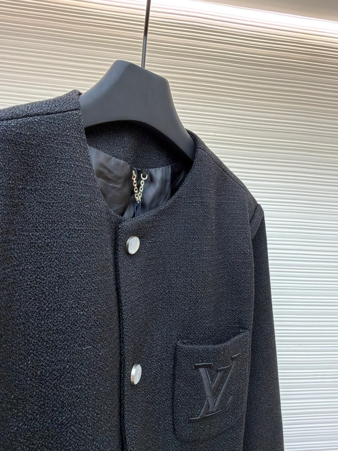 LOUIS VUITTON Pocket embroidered single-breasted jacket ●Original version: Purchased and developed by 34690 ●Item number: 1681733-B90 ●Fabric: cotton fabric ●Technology: embroidery production ●Color: black ●Version: fitted version ●Weight: about 1165 grams ●Size: 46-48-50-52 ●Description: The fabric is made of 100% pure cotton yarn knitted jacquard fabric. The skin-friendly and comfortable knitted jacquard technology gives the fabric a unique texture and texture, highlighting its quality; Marque L.Vuitton on the chest pocket The Déposée logo is embroidered with delicate stitching, clear patterns, and distinctive brand features; the inside is made of custom-woven gray checkerboard cupro fiber, which is breathable and skin-friendly. The custom-woven process ensures a perfect fit with the jacket, showing exquisite craftsmanship and high-end quality from the outside to the inside; the tailoring process shapes the version, with smooth lines and fits the body shape, showing a neat fashion sense. Pearlescent buttons have a soft luster, high-grade texture, and precise installation, matching the overall style. The overall wiring is straight and delicate, the fabric is comfortable and soft, and the color is consistent without color difference. It can be matched with the same style to create a fashionable look and control various occasions. Customized accessories, complete with three standards, same style for men and women!